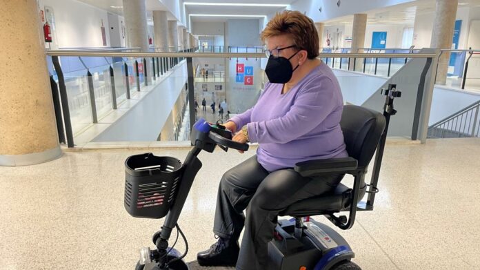 Una mujer con movilidad reducida se desplaza por el centro clínico