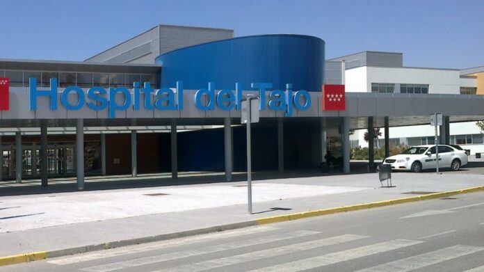 Puerta principal del Hospital Universitario del Tajo en Aranjuez 