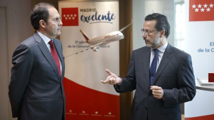 El consejero Javier Lasquetty conversando con los responsables de Iberia