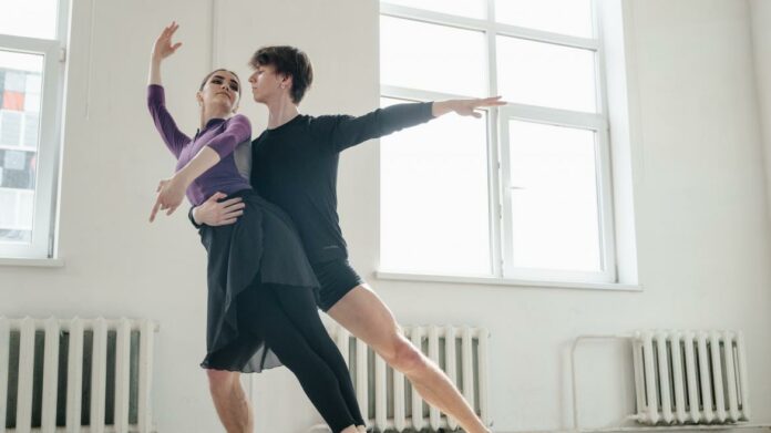 Una bailarina y un bailarín durante un ensayo