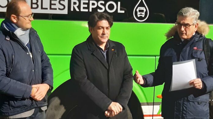 El consejero David Pérez durante el acto delante de un autobús