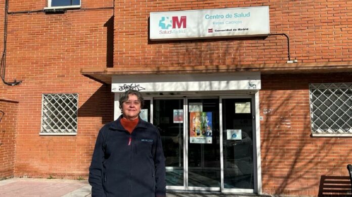 La doctora Luisa López Díaz-Ufano en las puertas del Centro de Salud Reyes Católicos