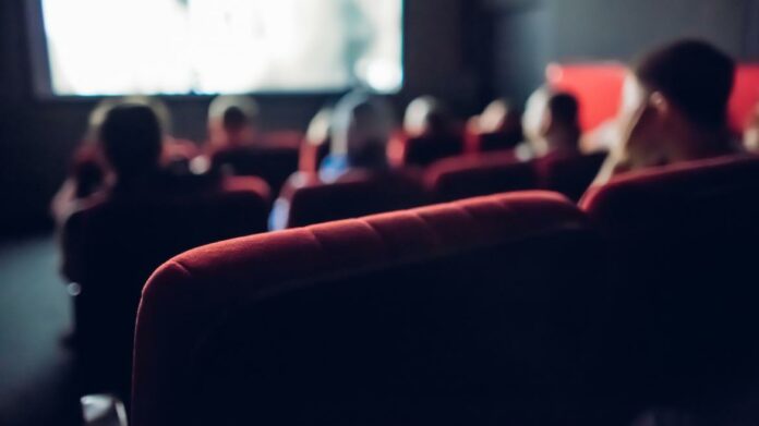 Una sala de cine llena de público