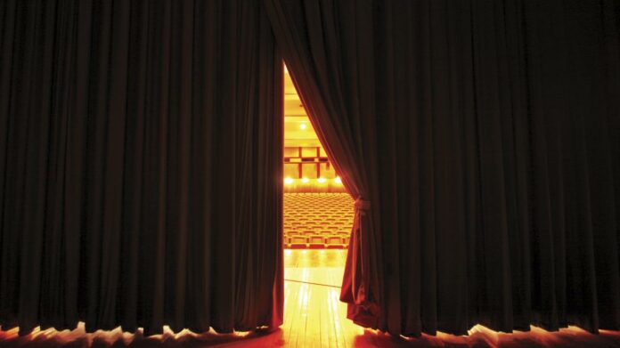 Una cortina de un escenario abriéndose