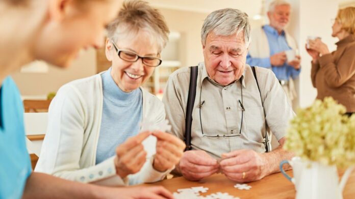 Personas mayores jugando juego de mesa