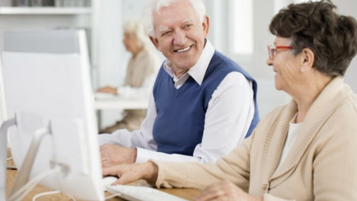 Personas mayores delante pantalla ordenador
