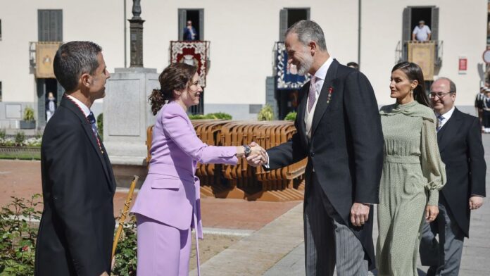 La presidenta saludando a Su Majestad El Rey