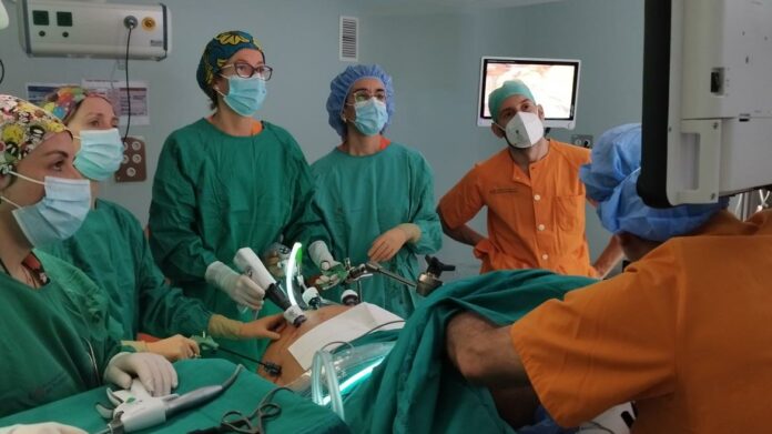 Cirujanos en un quirófano durante una intervención