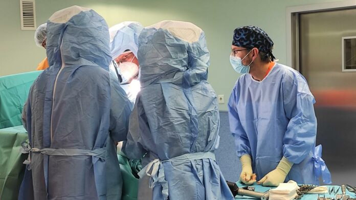 Cirujanos y personal médico en una operación