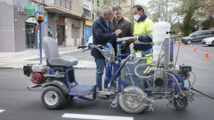 Carlos Izquierdo conversa con un trabajador en Humanes de Madrid