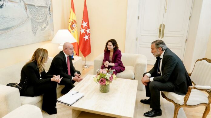 La presidenta, el delegado de Gobierno y el consejero López en reunión