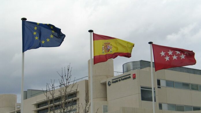 Fachada del Hospital Universitario de Fuenlabrada, con 3 banderas
