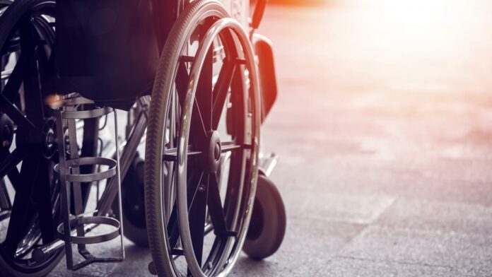 Una silla de ruedas