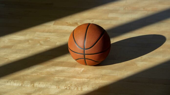 Una pelota de baloncesto en el suelo