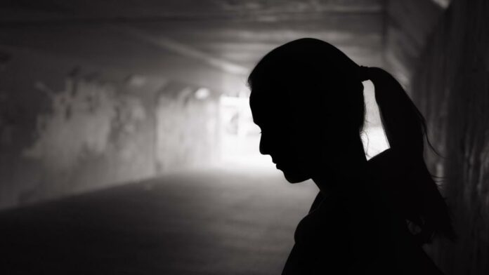 El perfil en sombra de una mujer en un lugar solitario