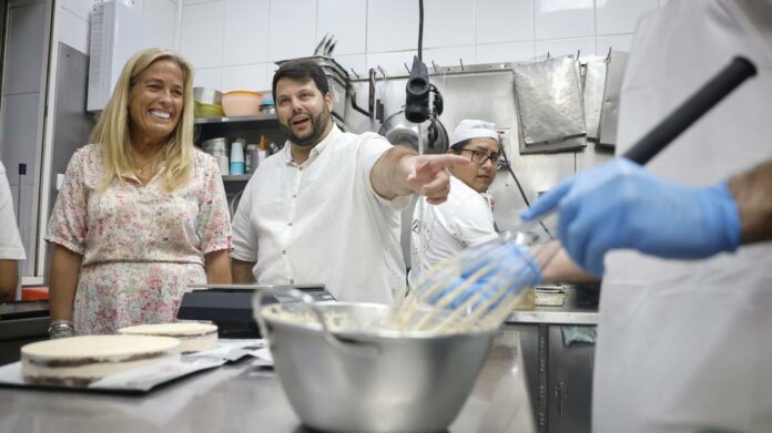 Rocío Albert visita la pastelería La Oriental y presenta el programa Comercios con Solera 3